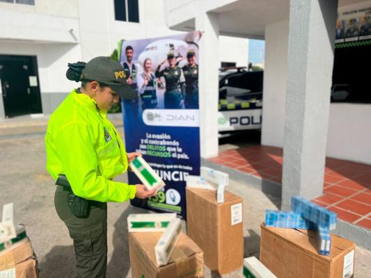  En Maicao a Uribia, La Guajira y Cali, se incautaron 532.500 cajetillas de cigarrillos de origen extranjero.