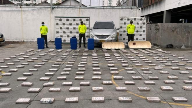Incautan 239 kilos de cocaina en un carro abandonado en manga