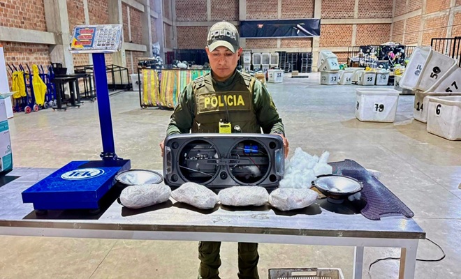 Un funcionario policial, una mesa con incautaci&oacute;n base de coca 