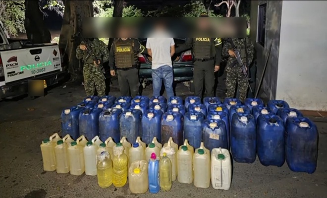 Fotograf&iacute;a de los 272 galones incautados junto al capturado 