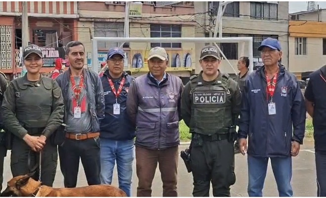 6 personas en la fotograf&iacute;a, 2 funcionarios policiales, 4 funcionarios alcald&iacute;a  