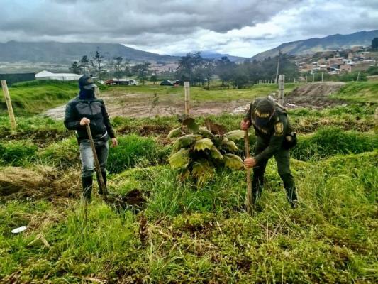 La Policía Nacional y la comunidad campesina unidos por la protección ambiental