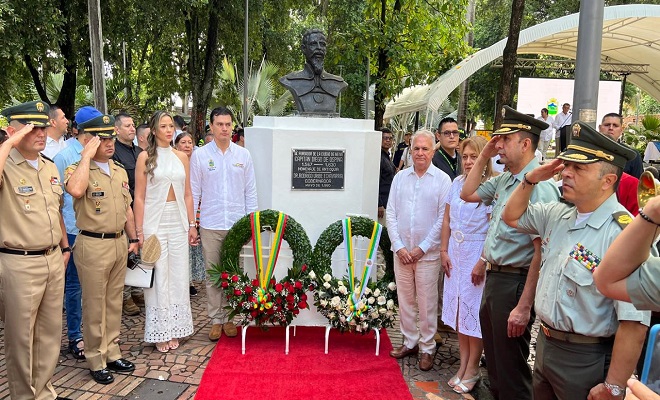 La Policía Nacional rinde homenaje a Neiva