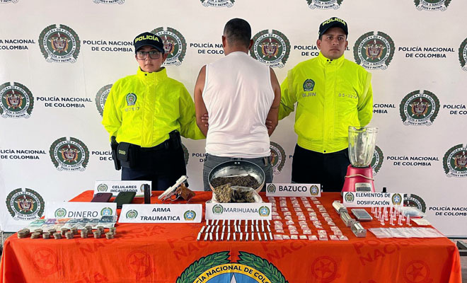 Durante las diligencias judiciales fue capturado un hombre conocido como "Pocho" y se logró la incautación de alrededor de 2.800 dosis de estupefacientes, un arma traumática y varios elementos para la dosificación de sustancias alucinógenas.