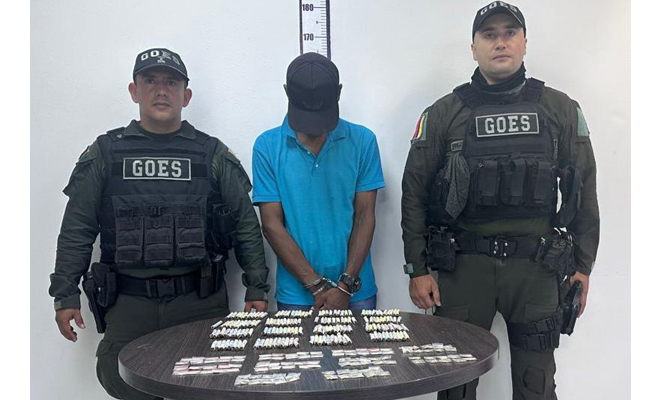 Mediante planes de registro a personas, las autoridades sorprendieron a este sujeto con 158 envolturas cilíndricas de marihuana y 100 papeletas de "bazuco" en el barrio Villas de Paz.