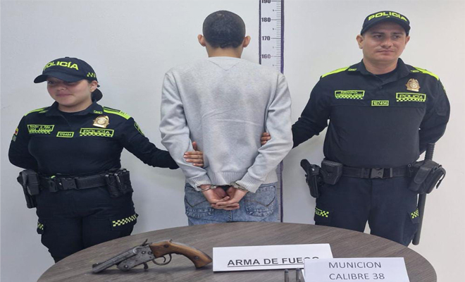 Este sujeto fue sorprendido por las autoridades en el barrio San Carlos, durante un plan de registro y solicitud de antecedentes a personas que se adelantaba por parte de uniformados del Nuevo Modelo del Servicio de Policía, orientado a las personas y los territorios.