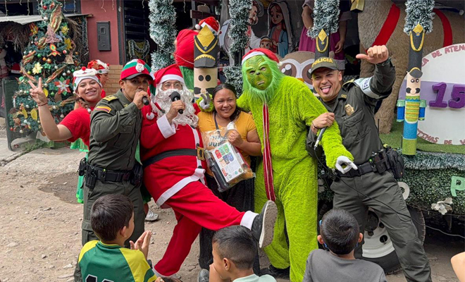 El Grupo de Polic&iacute;a Comunitaria y de Infancia y Adolescencia estuvieron en el barrio Pinares de Oriente llevando alegr&iacute;a y diversi&oacute;n a los ni&ntilde;os, ni&ntilde;as y adolescentes a trav&eacute;s de la novena navide&ntilde;a