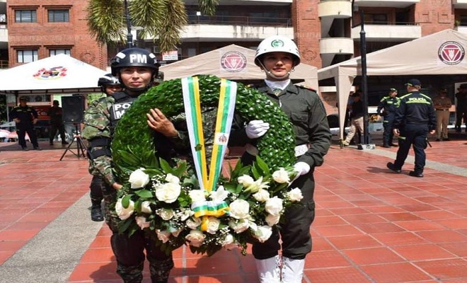 Durante la ofrenda floral se honra la memoria de aquellos hombres y mujeres que ofrendaron su vida por Colombia. 