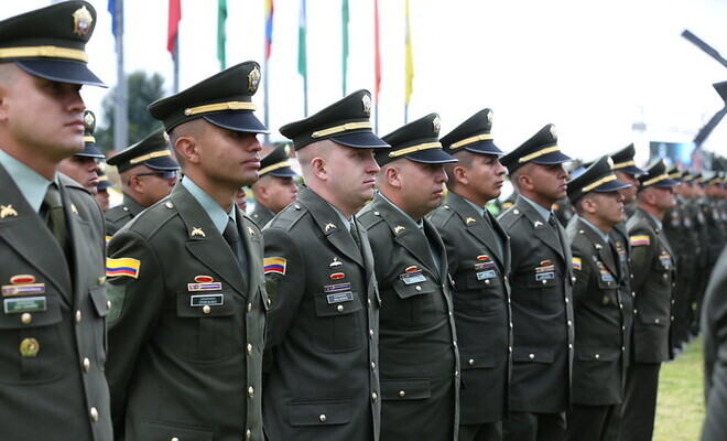 un grupo de uniformados en formaci&oacute;n durante su ceremonia de ascenso de mandos de nivel ejecutivo