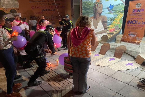 La comunidad enciende una vela con la Policía.