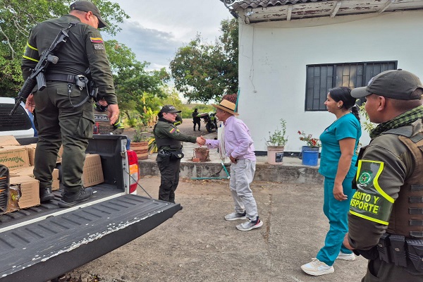 Manos solidarias en el camino.