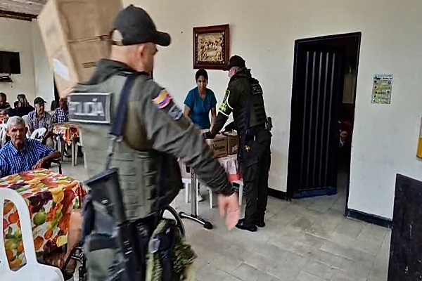 Manos solidarias en el camino.