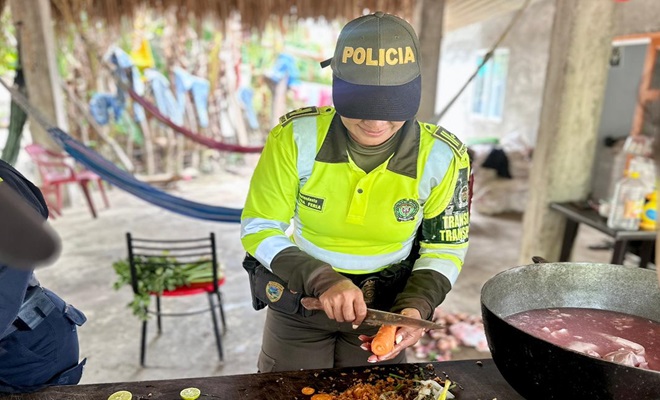 Una funcionaria de tránsito policía cortando vegetales