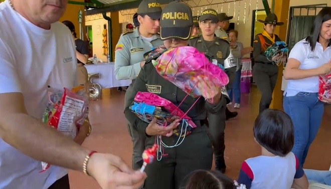 Niños de Santander recibiendo kits escolares