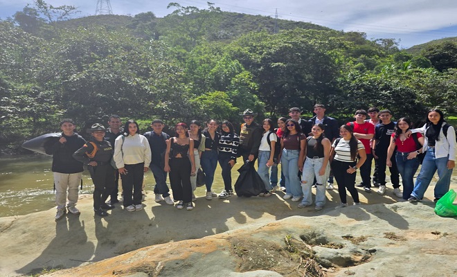 La Seccional de Carabineros y Protección Ambiental de Norte de Santander, junto a jóvenes ambientalistas de la Universidad Francisco de Paula Santander, llevaron a cabo una importante jornada de recolección de residuos sólidos en la ronda del río Algodonal