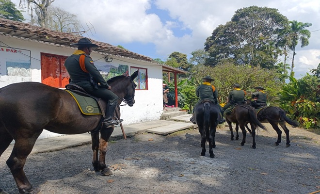 Polic&iacute;as Patrullando en vereda