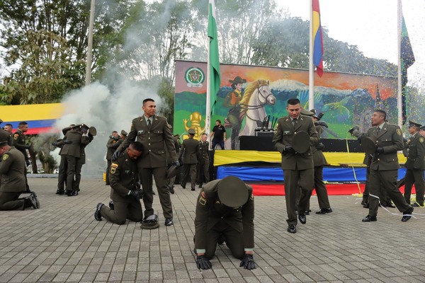 Este acto culminó con un emotivo grito de alegría: “¡Viva Colombia!”, mientras familiares y amigos se unían a los graduados en un momento de felicidad y orgullo compartido.
