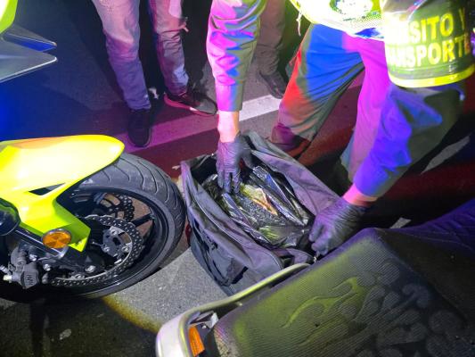 Vía cerrada al crimen: la policía incauta estupefacientes y captura a motociclista en Caldas