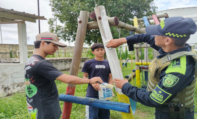 Por las tardes, niños, jóvenes y adultos mayores se reúnen para escuchar música y contar historias, sintiendo el calor de la comunidad y el orgullo de pertenecer a Magangué (1)