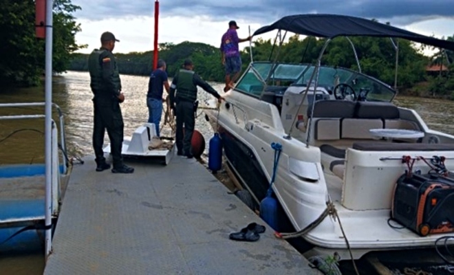 Uniformados recorren el afluente desde el barrio Santa Fe hasta Mocarí, brindando acompañamiento a embarcaciones turísticas y promoviendo la navegación segura.