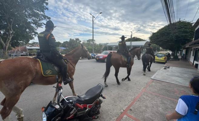 Patrullajes a caballo por diferentes sectores de la comuna 8