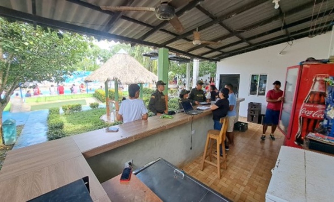 Uniformados haciendo control a establecimientos recreacionales 