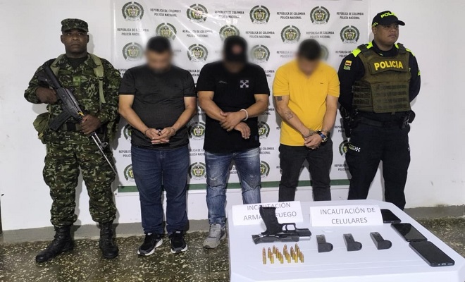 Los individuos habr&iacute;an intimidado a las v&iacute;ctimas con arma de fuego, apoder&aacute;ndose de una motocicleta, dinero en efectivo, equipos m&oacute;viles y joyas.