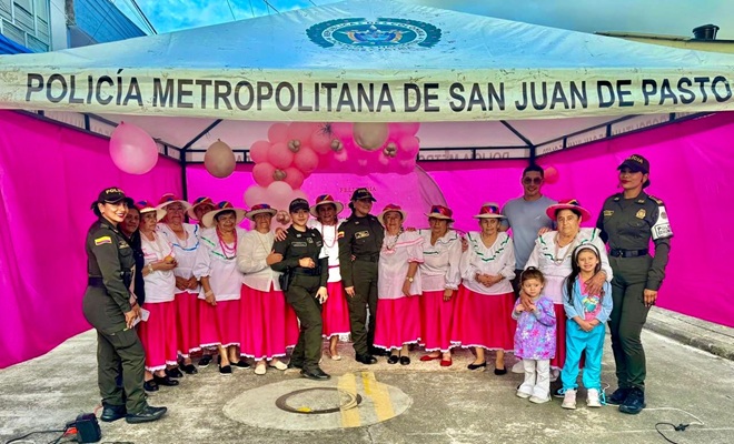 Integrantes del grupo de baile 6 personas y 4 funcionarias policiales