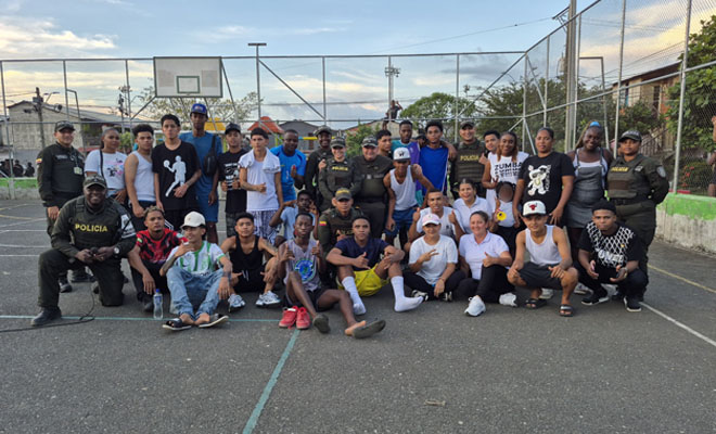 Polic&iacute;a Nacional se re&uacute;ne con j&oacute;venes del barrio Villa Horeb de Apartado en chanca de futbol cinco