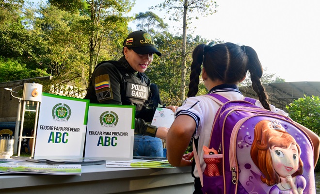 Policía del Gaula enseña educar para prevenir a menor de edad