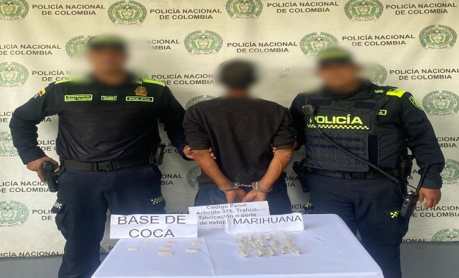 Dos policías y una persona capturada, marihuana y base de coca por el delito de porte de estuperfacientes 