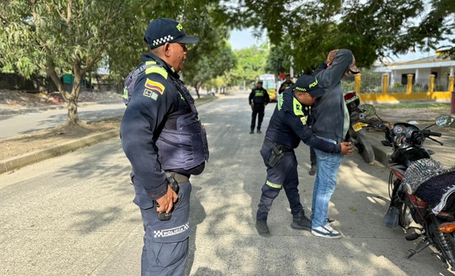 Policías realizando registros a persona