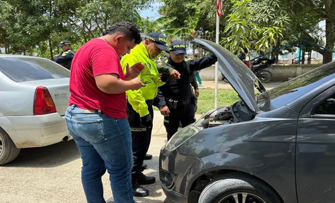 Dos policías con un ciudadano
