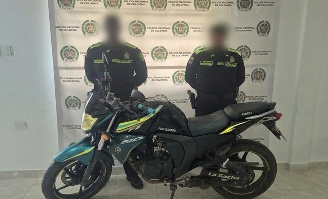 Dos policías y una motocicleta recuperada