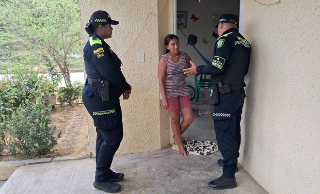 Polic&iacute;a comunitaria realizando campa&ntilde;a puerta a puerta