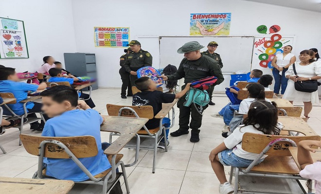 Policia Nacional de la mano con los niños y niñas