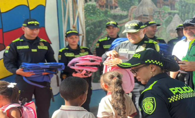 Funcionarios de la Polic&iacute;a Nacional, entrega a Kits escolares