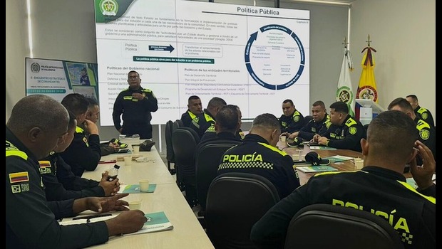 Policia_capacitando_a_un_grupo_de_funcionarios_de_la_mevap