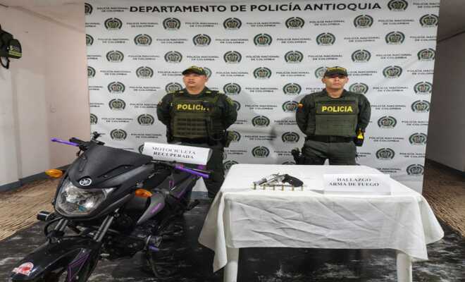 Dos policias con motocicleta recuperada y arma hallada