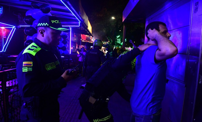 Registro a personas y supervisión de un oficial