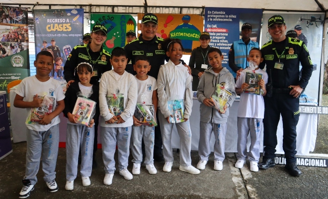 Estudiantes regresan a clases