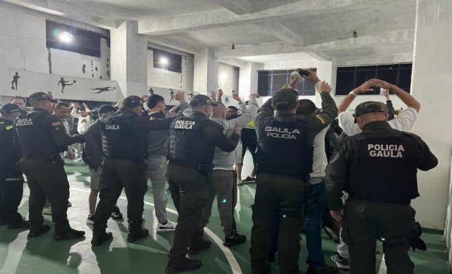 Polic&iacute;as realizando el registro a reclusos 
