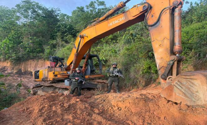 2 Polic&iacute;as anulan retroexcavadora para miner&iacute;a ilegal 