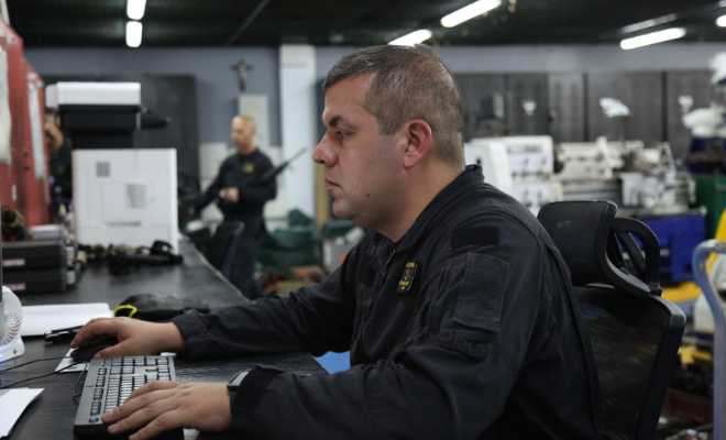 Es fundamental mantener una revisión constante de tus correos electrónicos y otros canales de comunicación