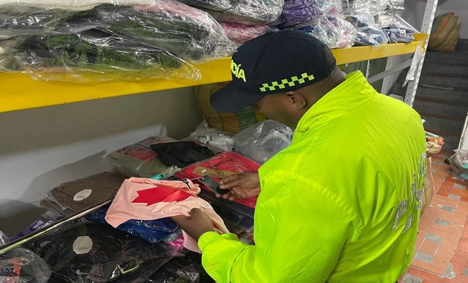 Mediante diligencia de registro y allanamiento se logra la aprehensión de más de 10 mil unidades de confecciones.