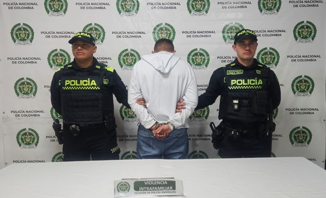 Dos polic&iacute;as con un capturado Conflicto de pareja