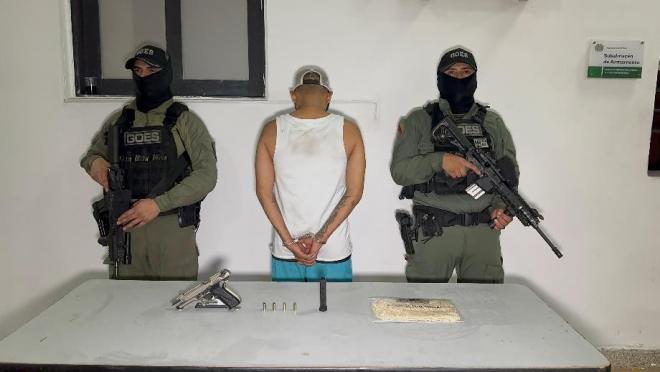 Se capturó a un hombre con estupefacientes y un arma de fuego