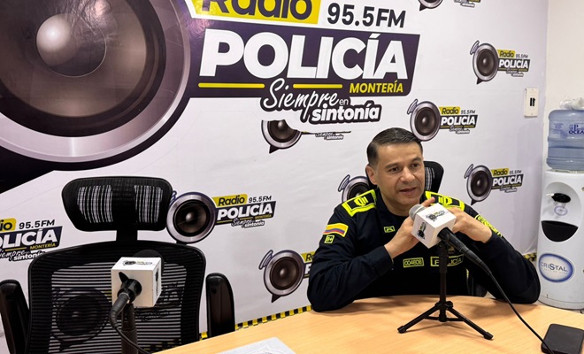 Un Policía en programa en la emisora de la Policía Nacional