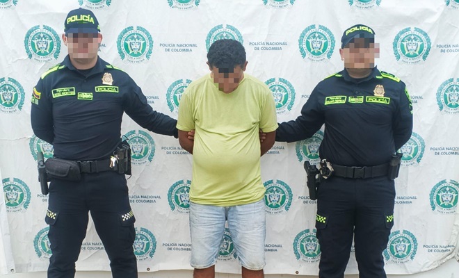 Polic&iacute;as y un ciudadano capturado