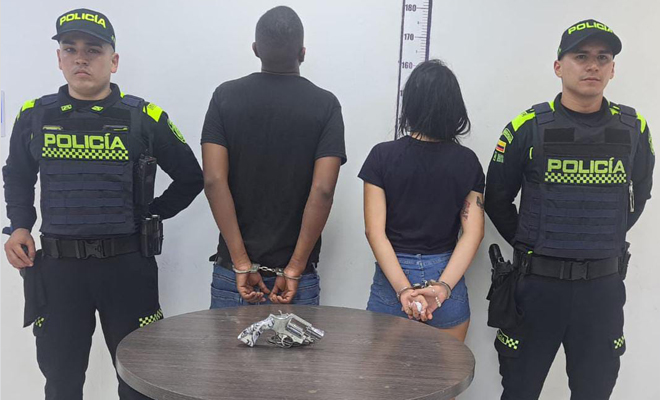 Según la denuncia de la ciudadanía, está pareja pretendía cometer un hurto y al notar la presencia de la policía trataron de huir en una motocicleta.